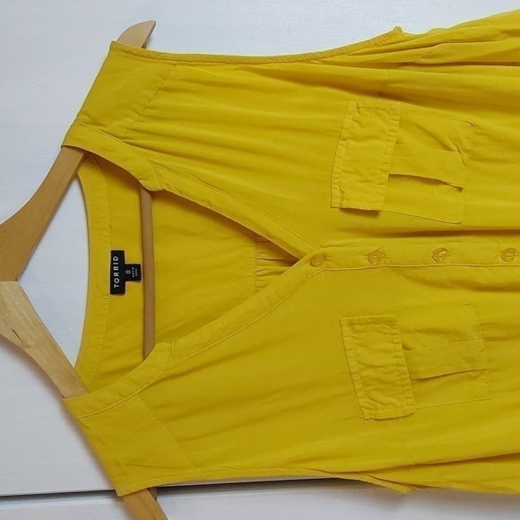 Torrid  Womens Sleeveless Button down Tie Front Yellow/ Mustard Top Sz.0 - Picture 2 of 9